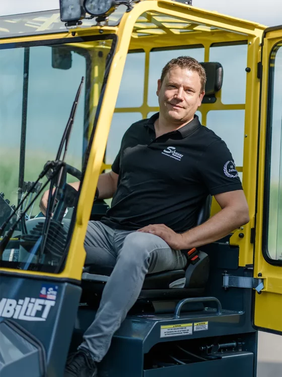 Karlheinz Schauer sitzt auf Stapler