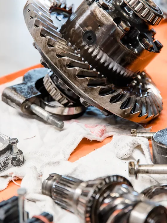 Motorenteile eines Gabelstapler in der Werkstatt