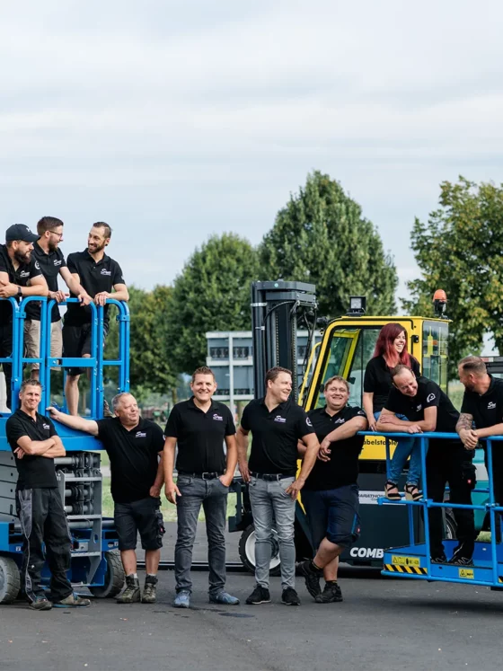 Zu sehen ist das gesamte Team von der Firma Schauer Gabelstapler