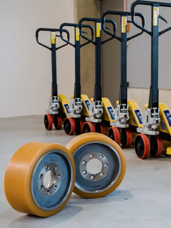 Hubwagen stehen in der Werkstatt