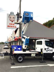 Eine LKW Arbeitsbühne im Einsatz bei EKZ Berta